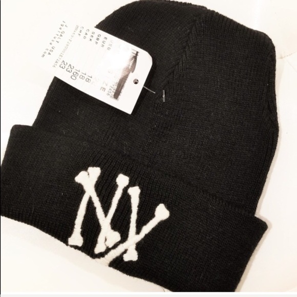 Brandy Melville Accessories - Brandy Melville/John Galt Black/White Beanie